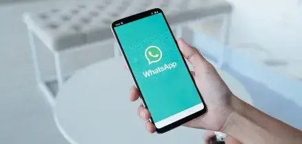 Truffe e fake news, come difendersi grazie al nuovo canale WhatsApp della Polizia di Stato