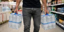 Addio alle casse dell'acqua in bottiglia con il nuovo regolamento UE, cosa sappiamo a riguardo