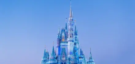Disney cerca italiani per lavorare nei parchi, stipendio a partire da 16 euro l'ora