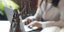 Mentre Intuit e Salesforce perdono miliardi, CrowdStrike e Palo Alto fanno nuovi massimi. Il paradosso dell'AI