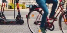 Cosa rischia chi non usa la pista ciclabile? Multe per le bici in strada