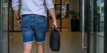 Si pu&ograve; andare al lavoro con i pantaloni corti?