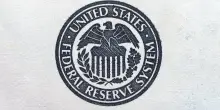 Fed pronta a alzare i tassi tre volte. BTP, spread e azionario europeo sotto pressione entro il 2027