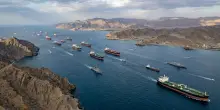 La ripartenza delle 1.500 navi ferme nello Stretto di Hormuz potrebbe causare un disastro ambientale