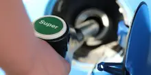Carta carburante, conviene anche ai privati? Costi, vantaggi e limiti da conoscere