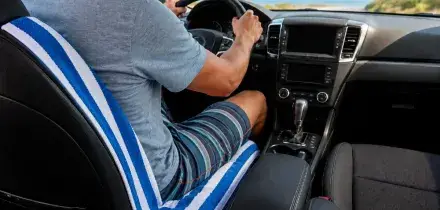 Multa per chi guida con l'asciugamano sul sedile, cosa c'&egrave; di vero e quali sono i rischi reali