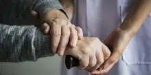 RSA e case di riposo, quanto costano davvero al mese (e cosa copre lo Stato)