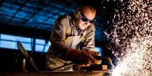 Pensioni, a che et&agrave; ci va chi lavora in fabbrica e le novit&agrave; per il prossimo anno