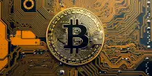 Bitcoin torna a $65.000 dollari mentre l'oro vola. I due asset stanno mandando lo stesso messaggio?