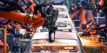 Azioni Stellantis e Volkswagen, la sfida del risanamento. Perch&eacute; la Borsa premia solo chi taglia davvero