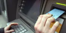 Prelevi al bancomat ma le banconote restano dentro. Come funziona il cash trapping?