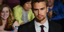 Quanto guadagna Theo James, il protagonista di The Gentlemen?