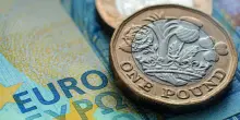 La sterlina scivola ai minimi da cinque settimane. Il mercato del lavoro UK frena la Bank of England