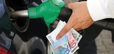 Taglio accise carburante prorogato al 5 ottobre con sconti a scalare