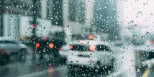 Non &egrave; l'acqua, &egrave; l'elettricit&agrave;. Uno studio su Nature riscrive i danni della pioggia sulla carrozzeria auto
