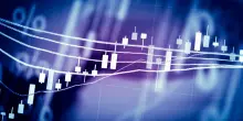 Finti video e trappole al Nasdaq. Come le reti criminali usano l'AI e i social per clonare gli esperti di Borsa