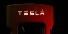 Azioni Tesla a un bivio decisivo. Cosa pu&ograve; accadere sopra 432,85 dollari?