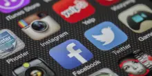 Multa fino a 1.000&euro; ai genitori se i figli usano male i social