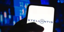 Azioni Stellantis ai minimi in 10 anni, -56% nel 2026. Il confronto con il FTSE MIB