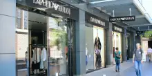 Armani, la vendita del 15% entra nel vivo. Incontri con LVMH, L'Or&eacute;al ed EssilorLuxottica