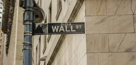 Azioni Comcast, perch&eacute; il titolo &egrave; crollato del 59% dai massimi e cosa pu&ograve; succedere ora