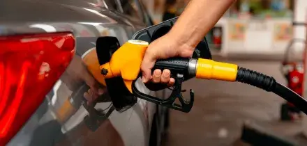 Oggi scade lo sconto fisso sul gasolio, cosa succede da domani con le accise mobili?
