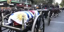 Applausi per corteo funebre di Pepe Mujica che attraversa Montevideo