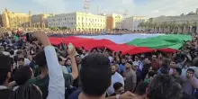 Libia, migliaia di manifestanti chiedono le dimissioni del premier