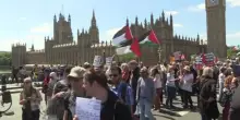 Migliaia di manifestanti pro-palestinesi marciano a Londra