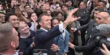 Macron a Giacarta, selfie con gli studenti indonesiani
