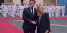 Macron da Meloni a Chigi, saluti e sorrisi nel cortile d’onore