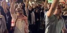 A Teheran folla in festa dopo lancio di missili Iran contro Israele