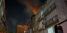 Edificio in fiamme a Holon dopo un nuovo attacco missilistico iraniano