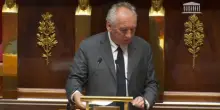 A Parigi piove in Aula mentre Bayrou parla all’Assemblea nazionale