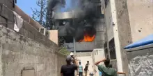 Incendio in scuola a Gaza dopo raid Israele, la fuga dei rifugiati