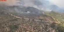 Lotta per contenere gli incendi boschivi nella regione di Tarragona
