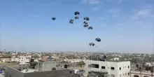Piovono aiuti dal cielo a Gaza, scene di caos tra i palestinesi