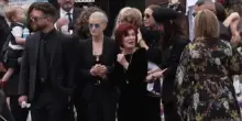 La famiglia di Ozzy Osbourne saluta i fan al funerale
