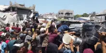 Gaza, la calca per ore per un piatto di zupppa alle lenticchie