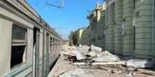 Nuovi attacchi russi sull’Ucraina, colpita una stazione ferroviaria
