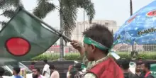 In Bangladesh migliaia celebrano un anno dalla rivoluzione