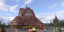 La storica chiesa di Kiruna in Svezia spostata su ruote