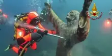 Manutenzione della statua del “Cristo degli Abissi” a Camogli