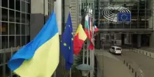 La bandiera ucraina issata davanti al Parlamento europeo