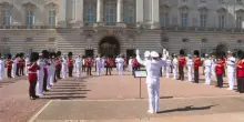 La banda della marina ucraina suona davanti a Buckingham Palace