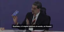 Maduro mostra il telefono donatogli da Xi: non si può intercettare