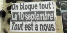 Marsiglia tappezzata di manifesti della protesta “Blocchiamo tutto”