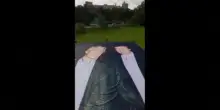 Una gigantesca foto di Trump ed Epstein vicino al Castello di Windsor