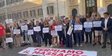 Gaza, flashmob del Pd davanti a Montecitorio: “Fermiamo il massacro”