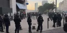 In Francia scioperi e proteste, subito caos e fumogeni a Marsiglia